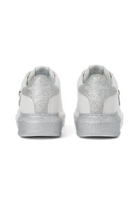 Valged tennisekad läikiva viimistlusega, hõbedaste sädelustega kantides ja tallas. Omab logo taga ning pehmendatud krae.