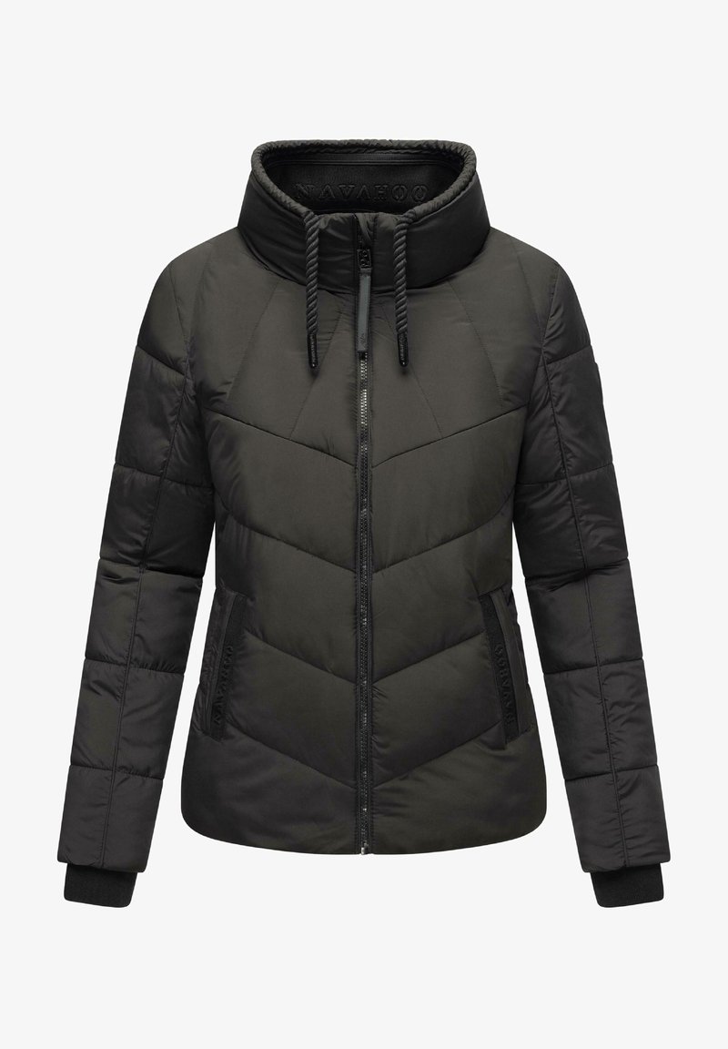 Giacca imbottita nera con colletto alto, dotata di chiusura con zip, motivo a zig zag, due tasche laterali e polsini a costine.