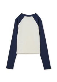 Langarmshirt mit marineblauen Raglanärmeln, cremefarbenem Körper, gerippter Textur und Rundhalsausschnitt. Einfaches, ungeschmücktes Design.