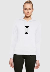Weißer Hoodie mit einer vorderen Kängurutasche, ausgestattet mit einem grafischen Design in Schwarz. Weicher Stoff, mit einer Kapuze mit Zugband und gerippten Bündchen.