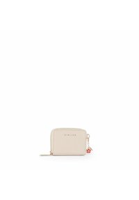 Beige ritsportemonnee met leren textuur en gouden rits. Bevat een bedeltje met een rood accent. "MIRIADA" is in de voorkant geperst. Compact ontwerp.