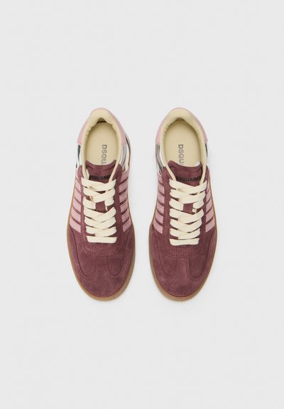 Sneakers in suede color bordeaux con accenti rosa chiaro, con lacci crema, dettagli laterali lucidi e suola in gomma beige.