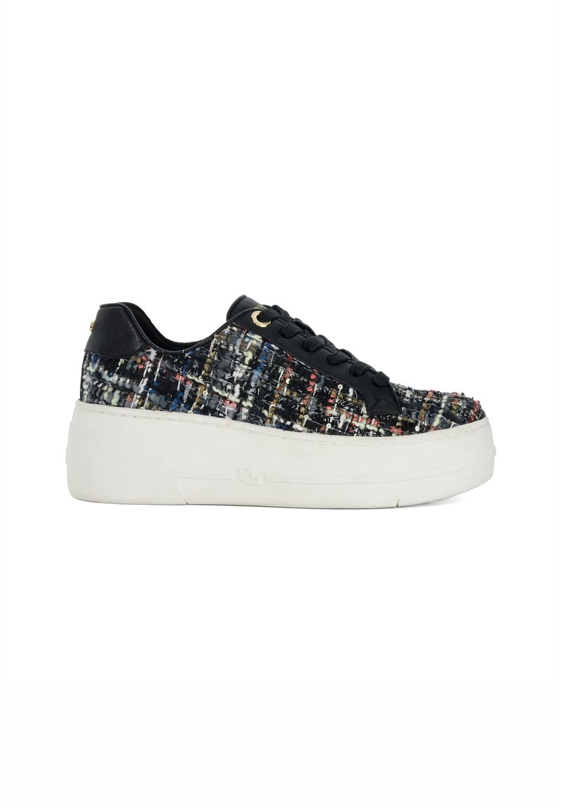 Baskets à plateforme basse avec tige en tweed multicolore noir, lacets noirs et semelle épaisse blanche.