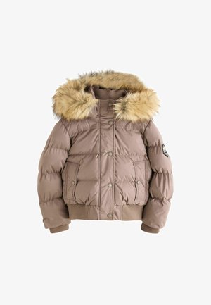 Veste d'hiver courte matelassée marron avec capuche bordée de fourrure, boutons sur le devant, deux poches et un écusson sur la manche gauche.