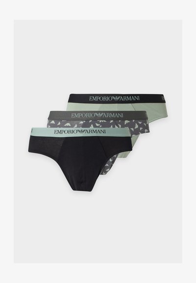 Τρία ανδρικά εσώρουχα Emporio Armani σε μαύρο, γκρι με λευκό σχέδιο και ανοιχτό πράσινο, κάθε ένα με ελαστικές ζώνες μέσης με λογότυπο.