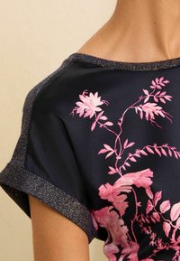 Love & Roses REGULAR FIT - Apdrukāts T-krekls - pink floral