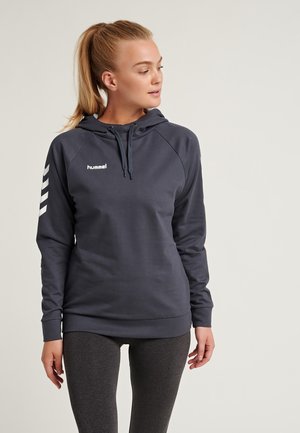 Marineblauwe hoodie van zachte stof, met een voorzak, een capuchon met koord en witte streepaccenten op de mouwen. Merkl logo zichtbaar op de borst.