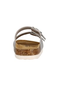Grå sandaler med korkfotbädd, som har två justerbara remmar och en vit gummisula. Platt design med minimalistisk estetik.