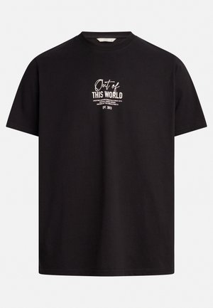 Schwarzes Baumwoll-T-Shirt mit kurzen Ärmeln und Rundhalsausschnitt. Auf der Vorderseite ist weißer Drucktext: "Aus DIESEM WELT, EST. 2013".