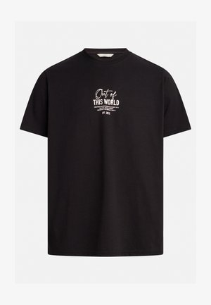Schwarzes Baumwoll-T-Shirt mit kurzen Ärmeln und Rundhalsausschnitt. Auf der Vorderseite ist weißer Drucktext: "Aus DIESEM WELT, EST. 2013".