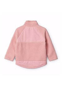 Lys pink fleecejakke med høj krave. Den øverste halvdel har glat stof, mens den nederste halvdel har blød, tekstureret fleece. Rundet kant.