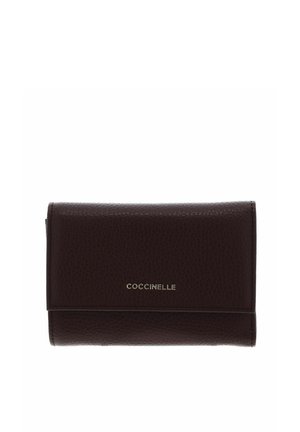Portefeuille en cuir texturé marron foncé avec rabat pliant et petit nom de marque métallique "Coccinelle" au centre devant.