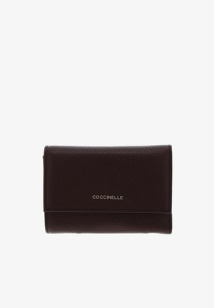 Portefeuille en cuir texturé marron foncé avec rabat pliant et petit nom de marque métallique "Coccinelle" au centre devant.