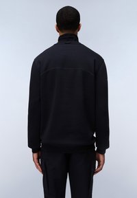 Czarny, bluza z wysokim kołnierzem, z długimi rękawami, wykonana z miękkiego materiału, z płaskimi szwami i prostym dołem. Brak widocznych logotypów lub wzorów.