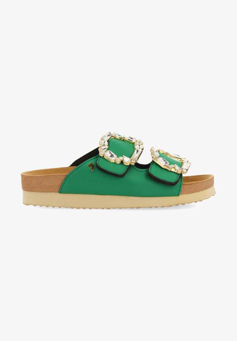 Sandales à semelle en caoutchouc verte avec deux brides réglables, chacune ornée de grands cristaux. Semelle texturée beige avec motif antidérapant.