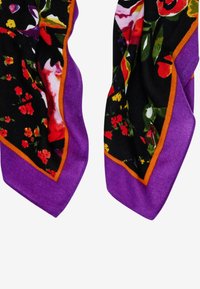 Bufanda de estampado floral en negro, con flores brillantes en rojo y amarillo. Con bordes morados y naranjas, de textura suave y forma rectangular.