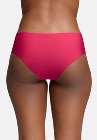 Höga bikini-underdelar i solid fuchsia-färg, gjord av slät stretchig tyg, med sömlös design och måttlig täckning.