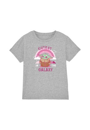 Graues Kurzarmshirt mit einer grünen Cartoon-Figur, die einen braunen Mantel trägt, unter einem pinken Regenbogen und dem Text „Süßeste in der Galaxie.“
