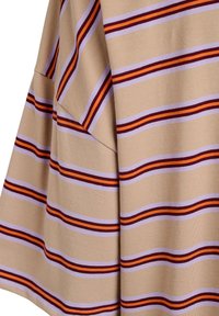 Beiger Stoff mit horizontalen Streifen in Lavendel, Dunkelrot und Orange, der einen gefalteten, drapierten Abschnitt zeigt.