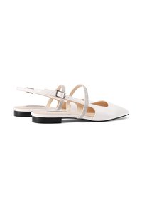 Scarpe slingback bianche in pelle con punta affusolata, suola nera piatta e una fascetta decorata con glitter argentati. Texture liscia con design aperto.