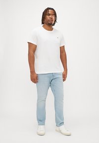 Tommy Jeans AUSTIN SLIM PLUS - Slim fit jeans - denim light