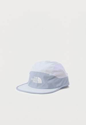 Casquette The North Face bleu clair et blanche avec des panneaux latéraux en mesh et une visière plate, présentée sur un fond clair uni.