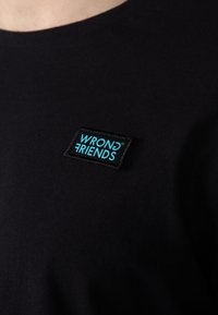 Wrong Friends CLASSIC - Jednoduché tričko - black