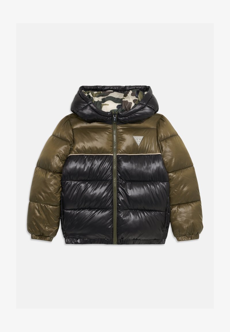 Μπουφάν με σχέδιο χρωματικής μπλοκ σε μαύρο και ελαιόχρωμο, γυαλιστερή υφή, αφαιρούμενη κουκούλα και επένδυση με σχέδιο καμουφλάζ. Διαθέτει μπροστινό φερμουάρ.