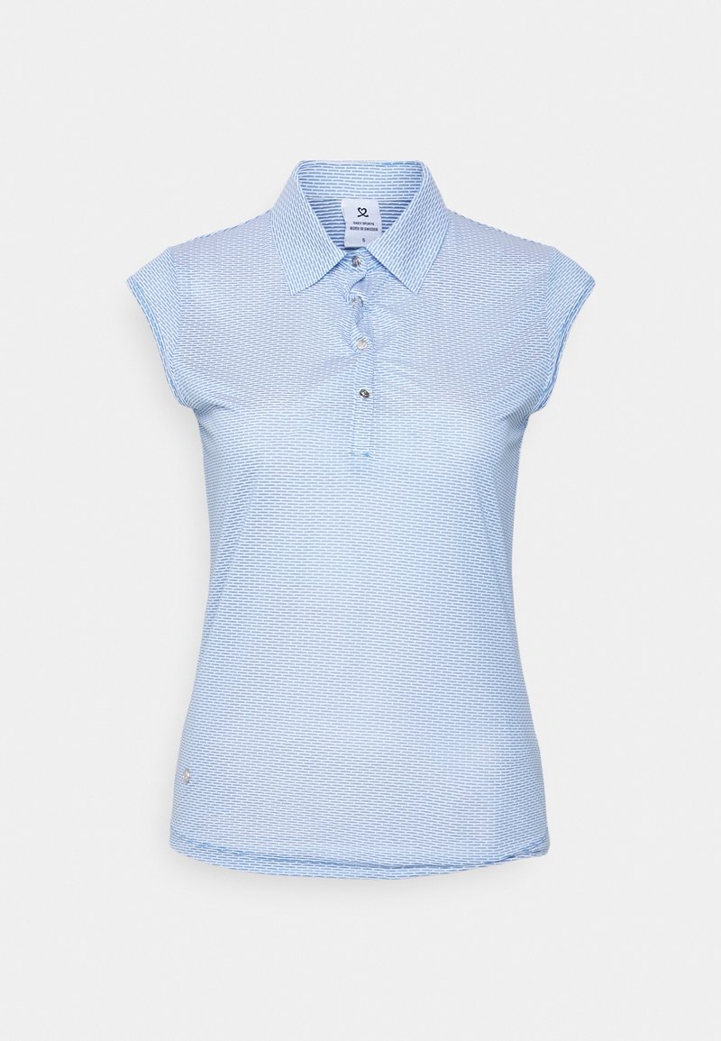 Svetle modrá polo košile s krátkými rukávy a texturovaným pruhovaným vzorem, s knoflíkovým řádkem a klasickým límečkem. Na lemu má malé logo.