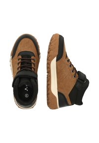 Braune und schwarze High-Top-Sneaker mit Schnürsenkeln und einem Klettverschluss, einer in der Draufsicht und der andere in der Seitenansicht mit strukturiertem Sohlen.