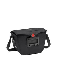 Borsa a tracolla nera realizzata in nylon testurizzato, con un cappuccio pieghevole, una tracolla regolabile e un meccanismo di chiusura rossa sul retro.