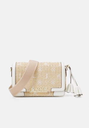 Borsa a tracolla in paglia intrecciata con dettagli in pelle bianca, tracolla beige, logo impressa e frange decorative. Forma rettangolare con chiusura a patta.