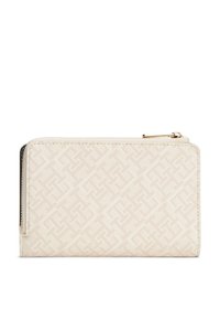 Μπεζ πορτοφόλι με υφασμένο γεωμετρικό σχέδιο, κλείσιμο με φερμουάρ και εξαρτήματα σε χρυσό χρώμα. Ορθογώνιο σχήμα, λείο υλικό και ραμμένες άκρες.