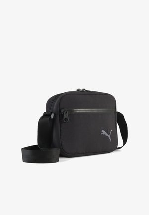 Melnas auduma plecu soma ar taisnstūrveida formu, kurai ir rāvējslēdzēja aizdare, teksturēta virsma un pelēka izšūta logo vienā pusē.