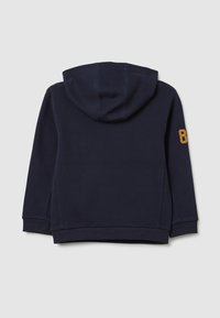 Marineblauwe hoodie van zacht materiaal, met een kangoeroezak en een gouden nummer 8 accent op de linkermouw.