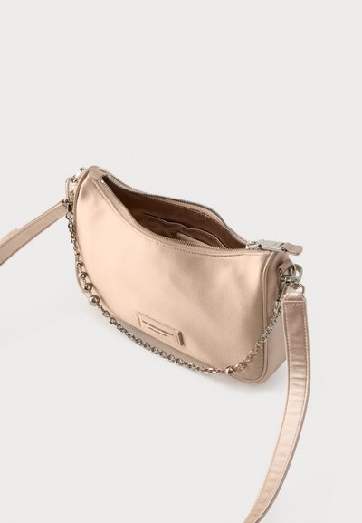 Τσάντα ώμου από σατέν σε απαλό μπεζ χρώμα με ασημένια αλυσίδα και φερμουάρ στο άνοιγμα· διαθέτει λεία υφή και μινιμαλιστικό σχεδιασμό.