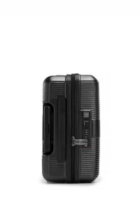 Schwarzer Hartschalenkoffer mit geriffelter Oberfläche, Doppelreißverschluss, Zahlenschloss, seitlichem Griff und markanten Details.