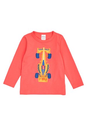 Korallenfarbenes Langarm-T-Shirt für Kleinkinder mit einem gelben Rennwagen mit blauen Rädern und der Nummer eins auf der Motorhaube aus der Vogelperspektive.