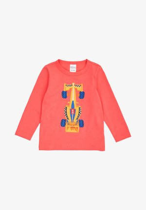 Koralowa koszulka z długim rękawem dla malucha, z żółtym samochodem wyścigowym widzianym z góry, z niebieskimi kołami i numerem jeden na masce.