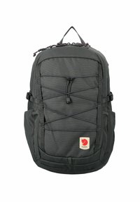 Zaino grigio scuro con cordino elastico anteriore, tasche laterali, manico superiore e un piccolo logo rosso nella parte inferiore centrale.