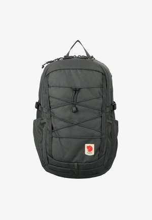 Dunkelgrauer Rucksack mit vorderem elastischen Kordelzug, Seitentaschen, einem oberen Griff und einem kleinen roten Logo-Patch in der Mitte unten.