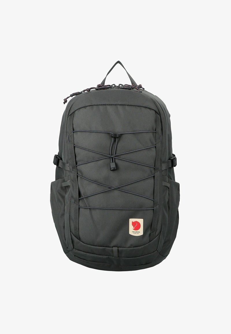 Zaino grigio scuro con cordino elastico anteriore, tasche laterali, manico superiore e un piccolo logo rosso nella parte inferiore centrale.