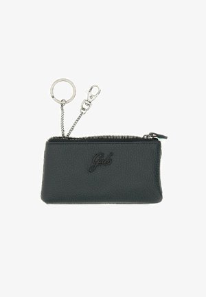 Portafoglio in pelle nera texturizzata con chiusura a zip, dotato di una catena argentata, attacco per portachiavi e logo impresso sulla parte anteriore.