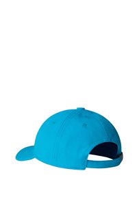 Světlý modrý baseballový klobouk zobrazený zezadu s nastavitelným páskem a větracími otvory na bílém pozadí.