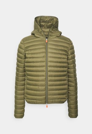 Giacca invernale verde oliva con cappuccio, caratterizzata da cuciture orizzontali, una cerniera frontale con tirante arancione e un design aderente.