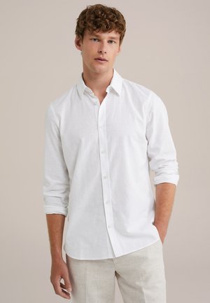 Witte lange mouwen shirt van linnen met een button-down kraag. Kenmerkt zich door een soepele textuur en opgerolde mouwen, gedragen met lichtbeige broek.