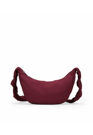Bolso hobo de tela marrón con forma curva, correa trenzada y cierre de cremallera a lo largo de un lado. Textura suave con un branding mínimo.