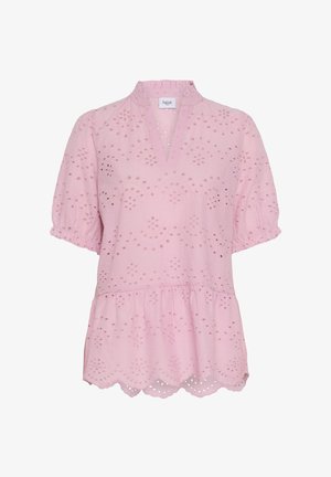 Lyserød kortærmet top med en rynket krave, broderede hulmønstre og en peplumstil med en scallop-kant.