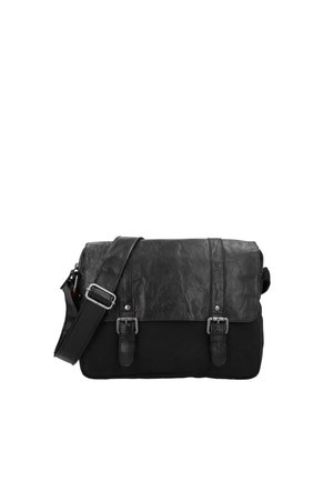 Čierna kožená a textilná taška cez rameno s nastaviteľným popruhom na rameno a dvoma prednými prackami, zobrazená na bielom pozadí.
