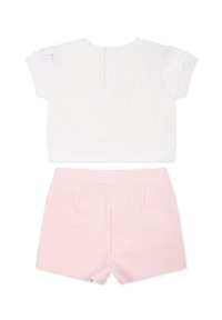 Haut blanc à manches courtes avec des boutons au dos et un short texturé rose clair avec des poches avant. Design simple, idéal pour une tenue décontractée.